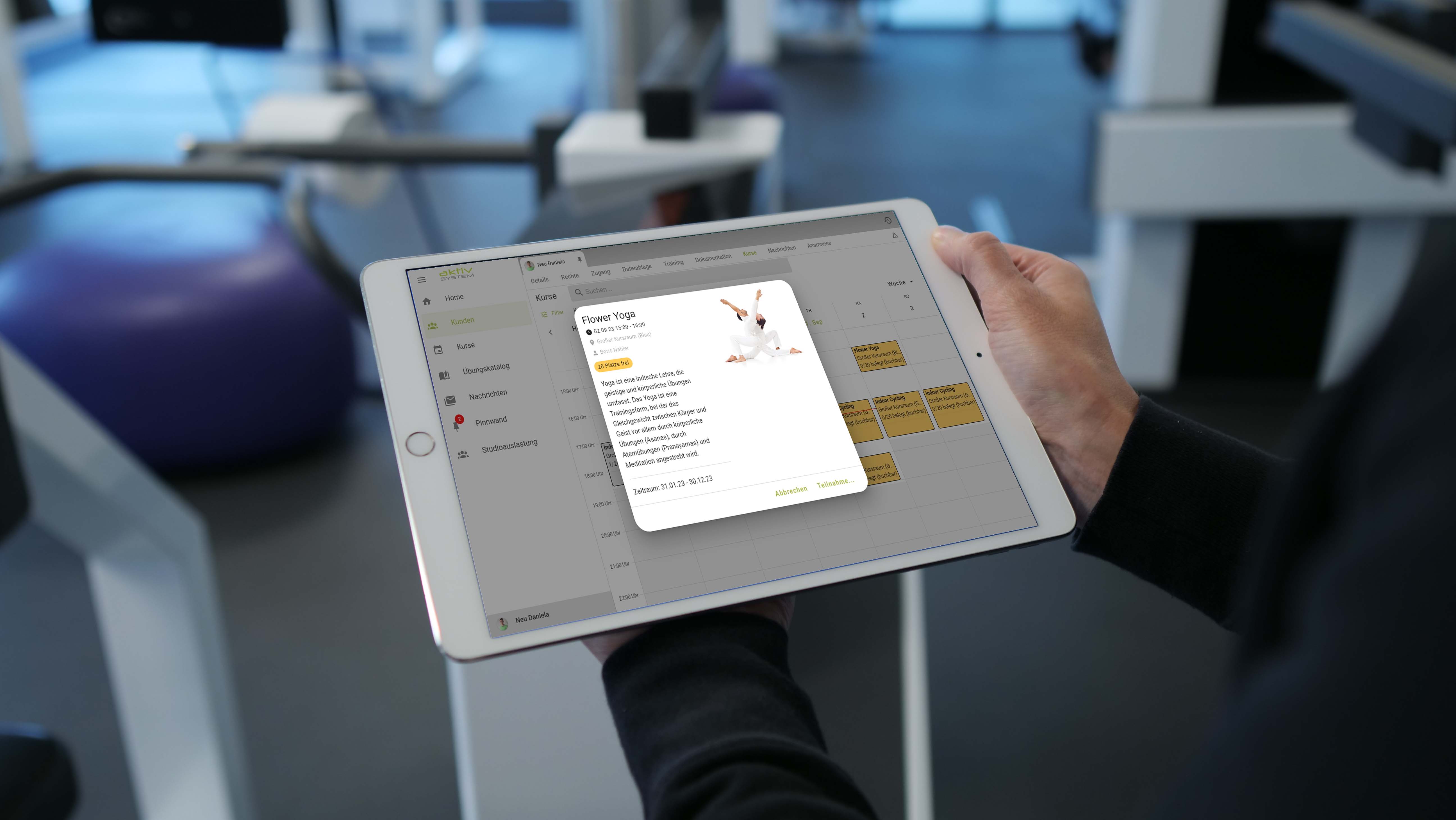 Trainer_Hand mit Tablet_Uebung_Kursbeschreibung